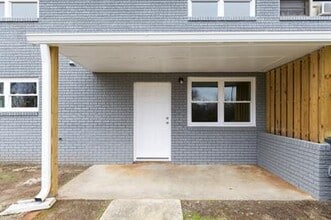 Building Photo - 401 S Cherry St