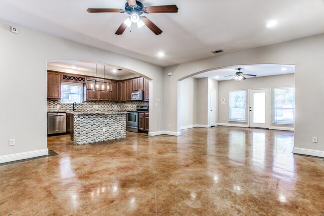 Building Photo - 2733 Lubbock Ave