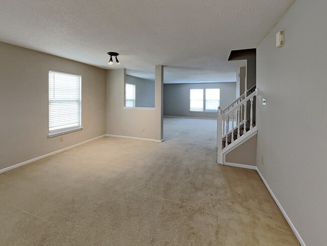 Building Photo - 3 bed 2.5 bath with fenced in backyard!