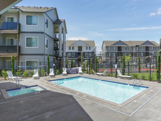 Piscina resplandeciente y spa todo el año - Timberridge Place Apartment Homes