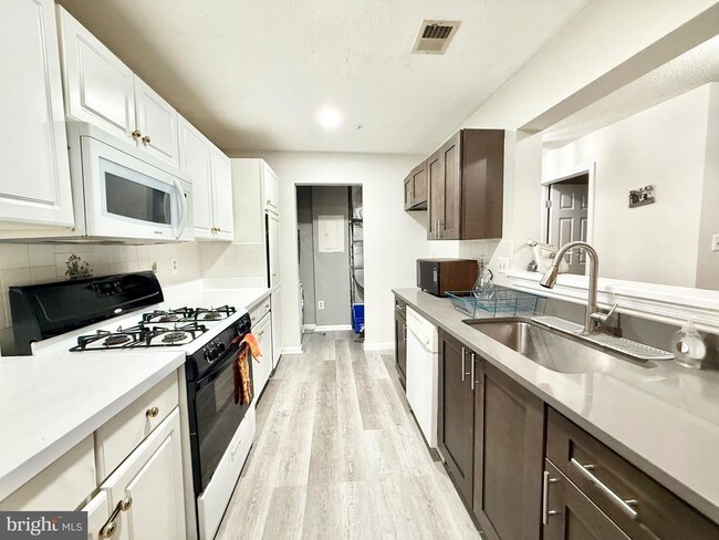 Building Photo - 10019 Vanderbilt Cir