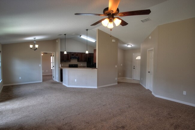Building Photo - Spacious 4/2/2 Available Now!
