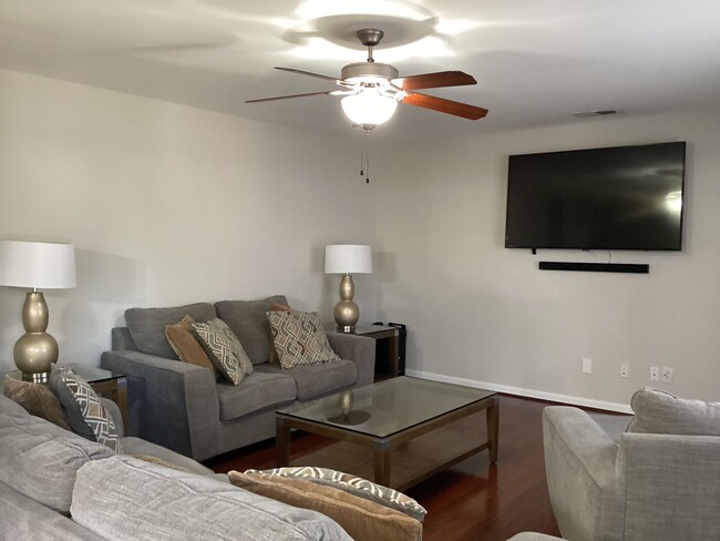 Building Photo - Gorgeous Four Bedroom Home in Northeast Co...