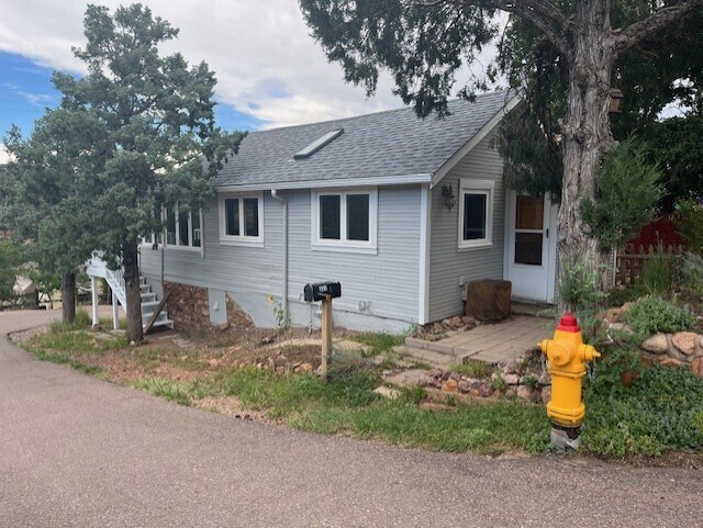 front door view from street - 331 Oklahoma Rd (Manitou Springs, CO)