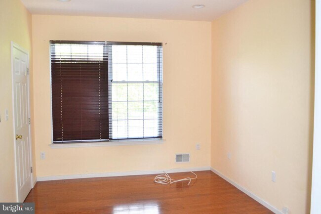 Building Photo - 15 Carriage Ct