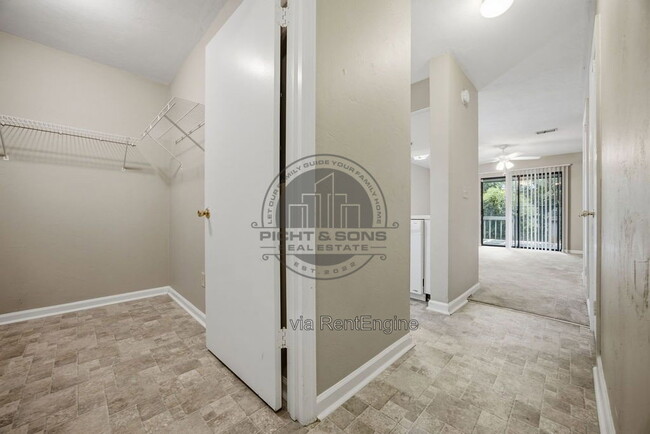 Building Photo - 5487 Sombra Del Lago Dr