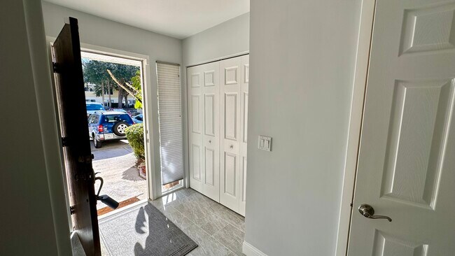 Foto del edificio - 7940 Los Robles Ct