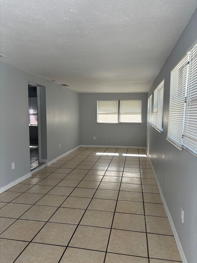 Building Photo - Charming 3/1 Home in Historic Kenwood, Dow...