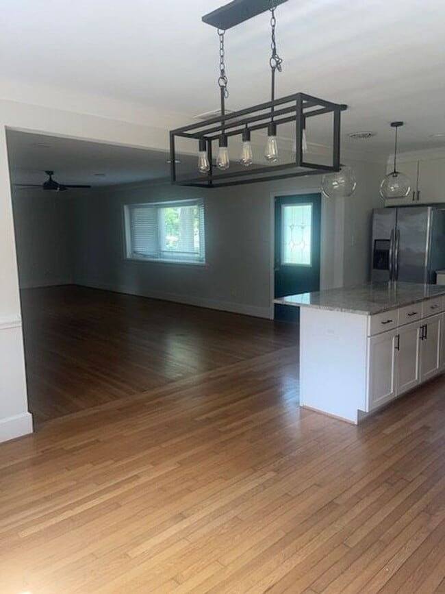 Building Photo - Charming 5 Bedroom Rancher Available Now !