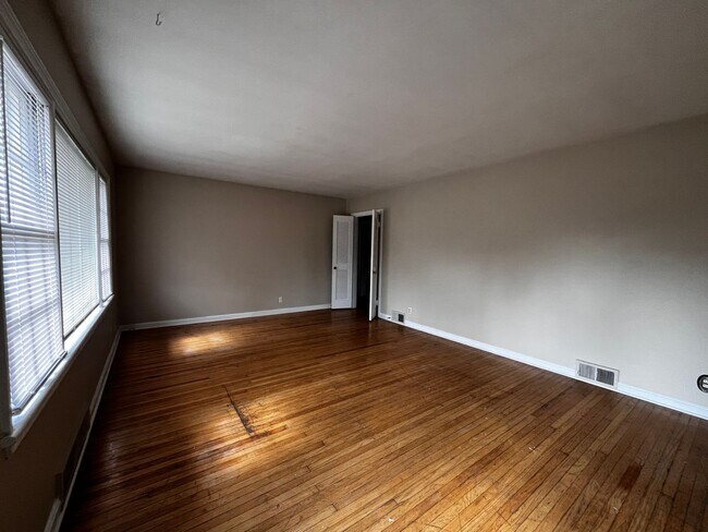 Foto del edificio - Spacious 3 Bedroom With A Basement