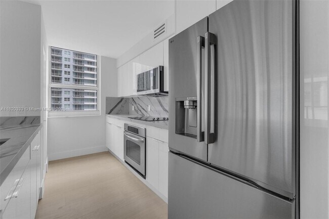 Building Photo - 1155 Brickell Bay Dr
