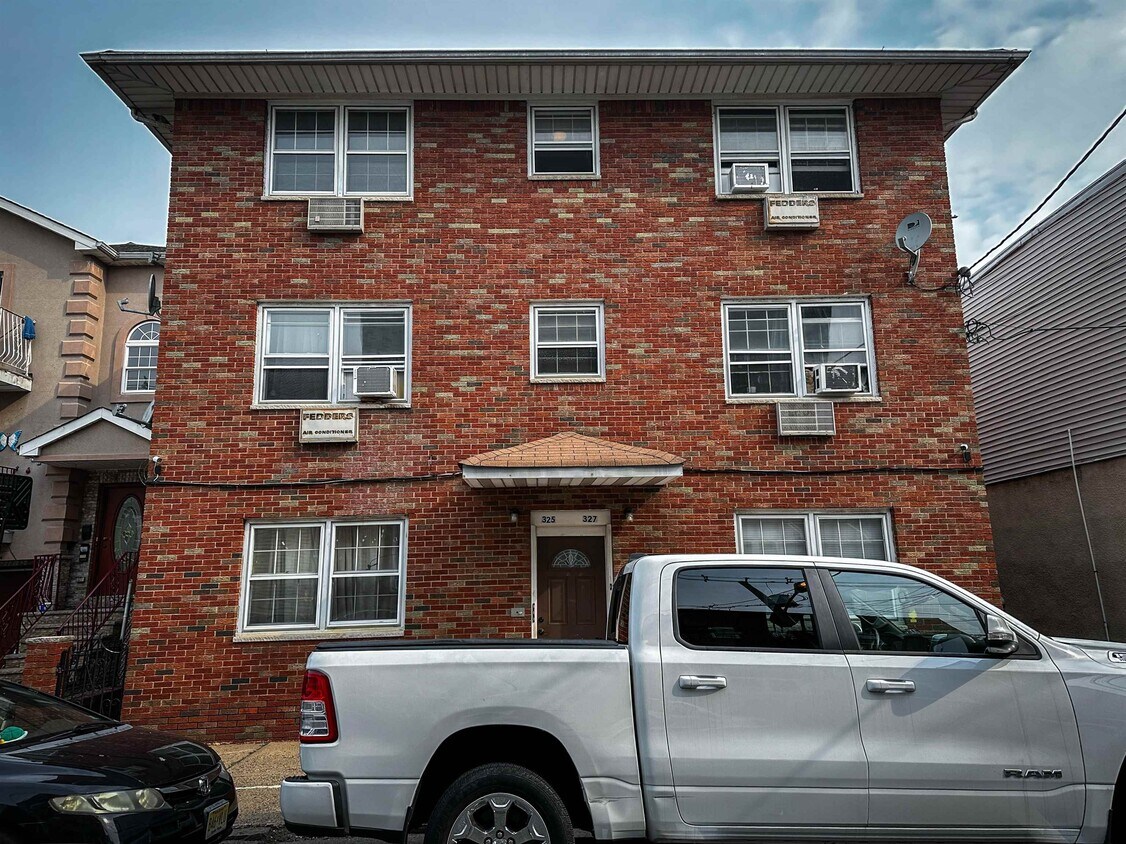 Foto principal - 325-327 John St