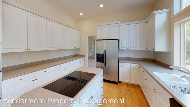 Building Photo - 4 br, 3.5 bath House - 875 SE Sentry Dr.