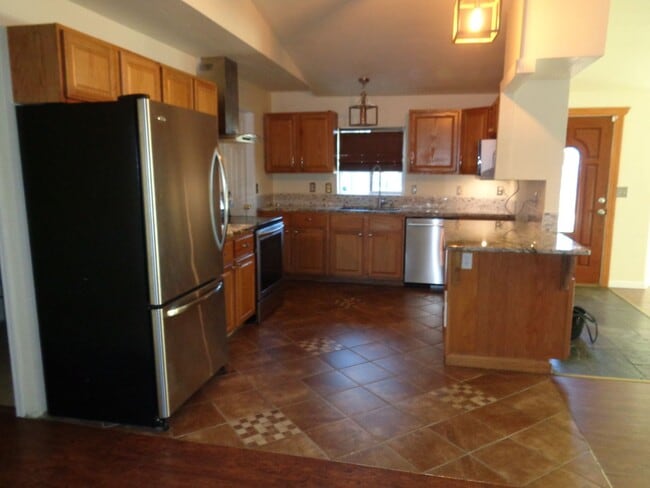 Building Photo - Spacious 5-Bedroom Home with Fenced Backya...