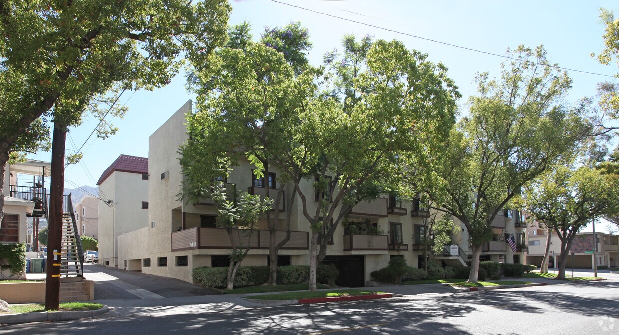 Foto del edificio - Breckenshire Deluxe Apartments
