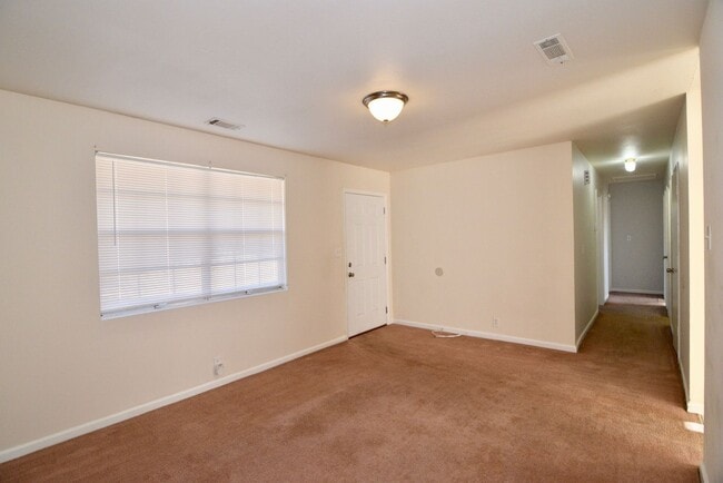 Building Photo - 3 Bed/1.5 Bath home off Meadowbrook Drive ...