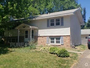 Building Photo - 571 County Rd B E