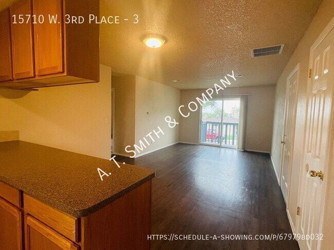 Foto del edificio - Two Bedoom In Great Golden Location! Stora...