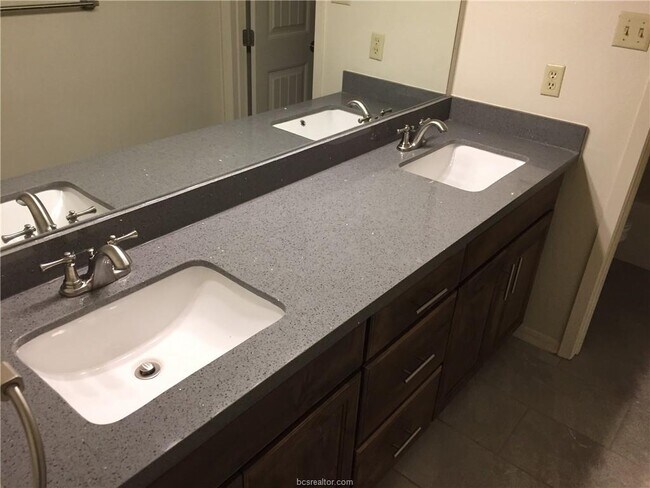 Foto del edificio - 905 Balcones Dr