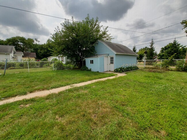 Building Photo - FOR RENT- Large Home with Fenced in Yard n...