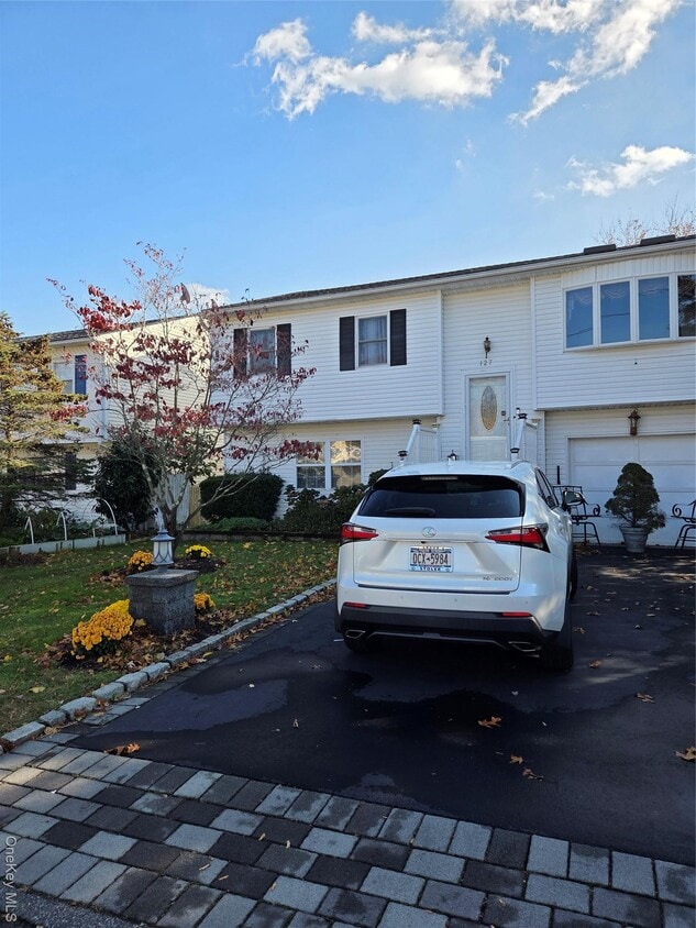 Foto principal - 127 E 12th St