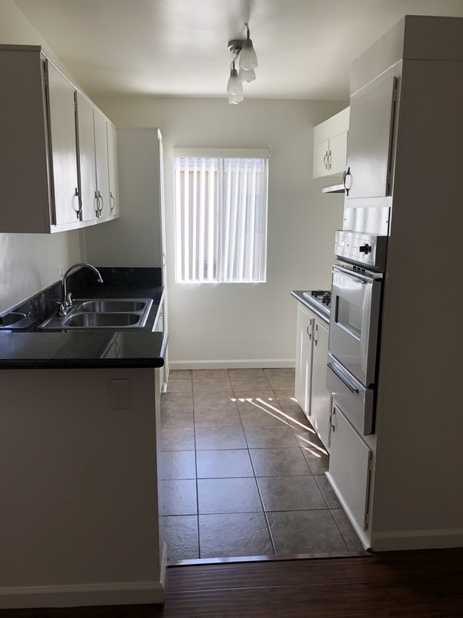 Building Photo - Shamrock Apartments