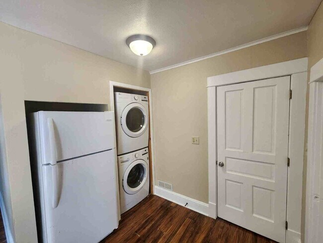 Foto del edificio - Large Bedrooms UPPER Oshkosh $1025