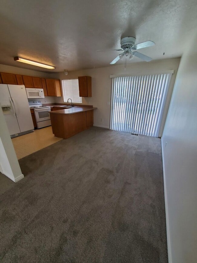 Building Photo - Clearfield 4 bedroom, 3 bathroom home. Big...