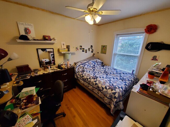 Building Photo - 6536 N Lakewood Ave