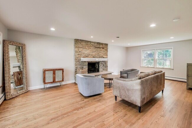 Foto del edificio - 317 E Forest Ln