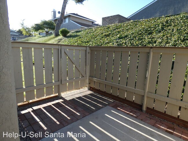 Building Photo - 3 br, 2.5 bath House - 1180 Hilltop Rd. #D