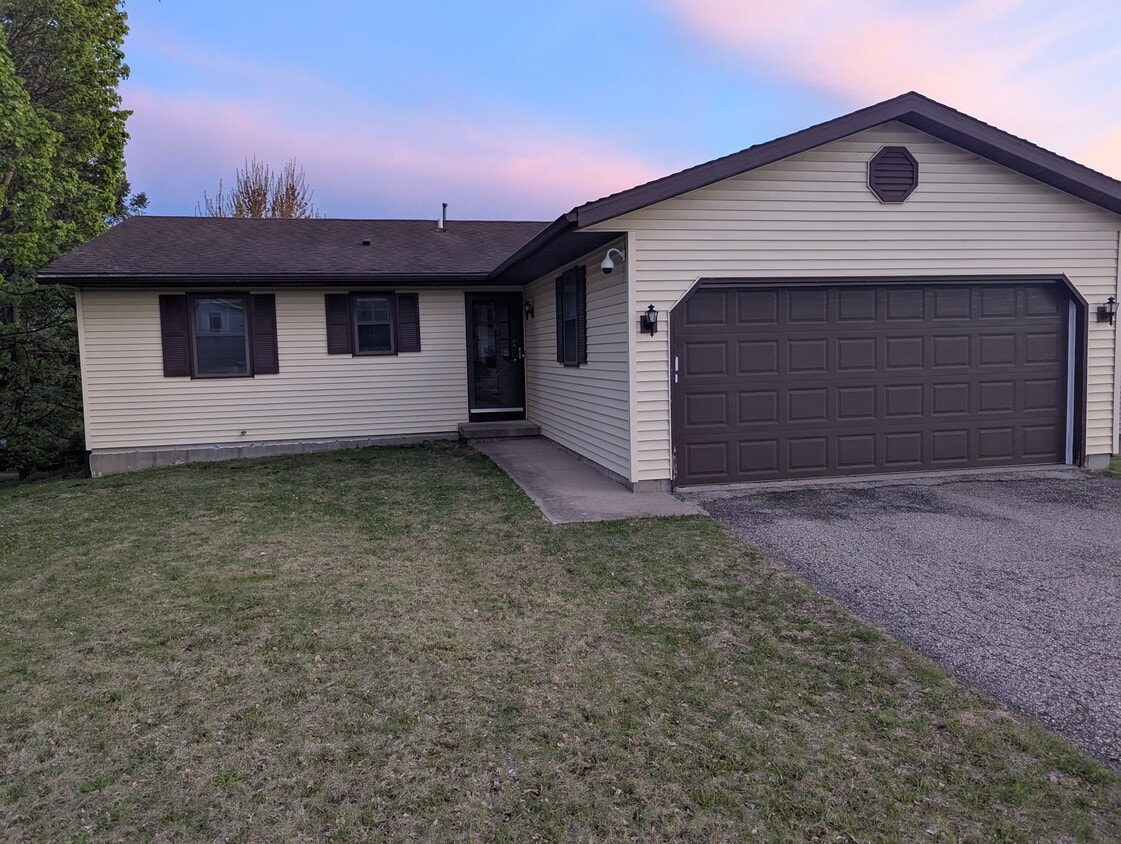 Primary Photo - 517 Seven Nations Dr