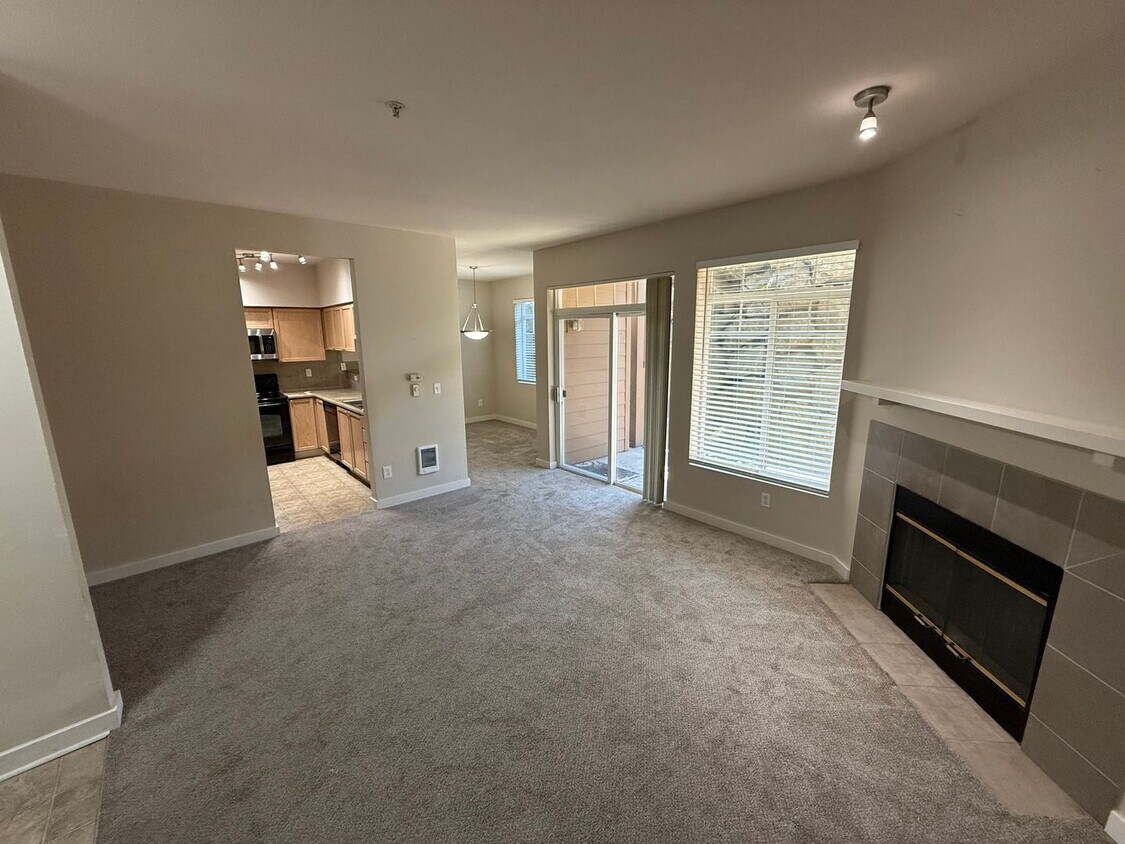 Foto principal - Beautiful Bottom Floor 2bd 1bath Condo For...