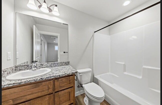 Building Photo - Newer Central Point 3 Bedroom / 2.5 Bath with views of the Table Rock