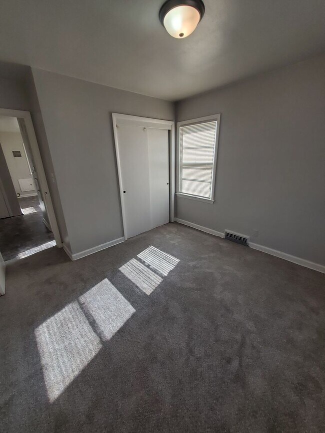 Foto del edificio - 2 Bedroom Single Family - Brand new Flooring