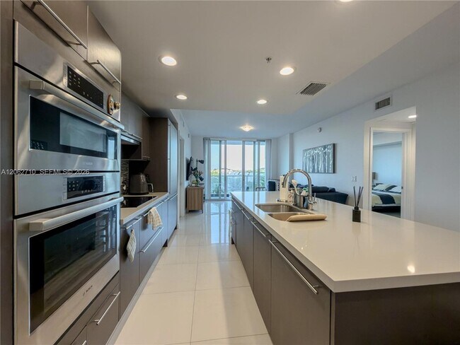 Foto del edificio - 7825 NW 107th Ave
