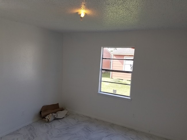 Building Photo - Hershe Duplexes