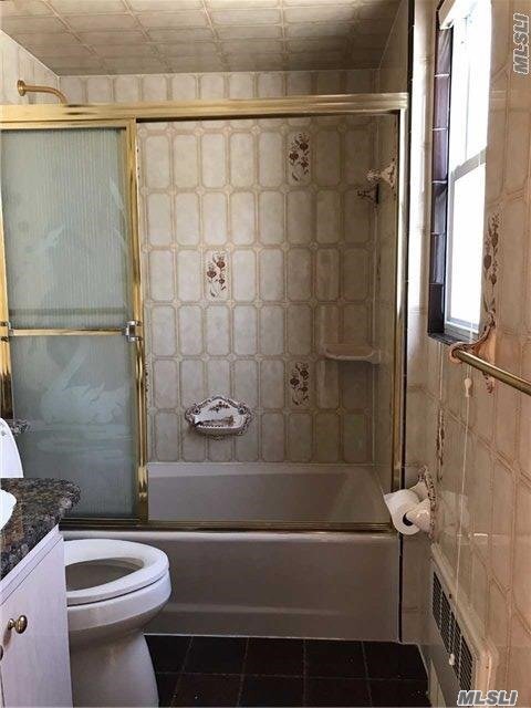 Foto del edificio - 84-27 60th Dr