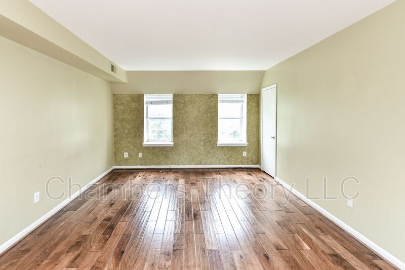 Primary Photo - 1733 Queens Ln