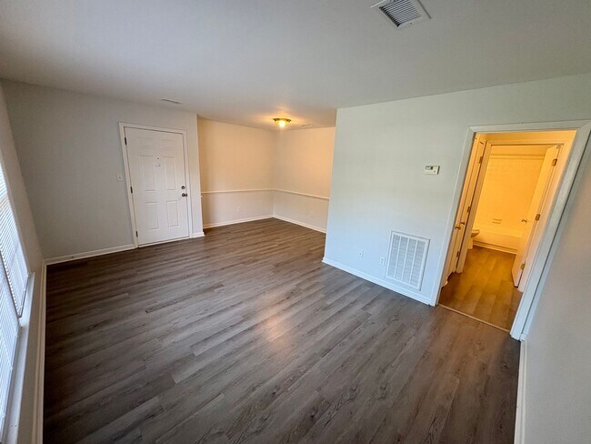 Foto del edificio - 2 Bedroom, 1 Bath Duplex Located in the Ce...
