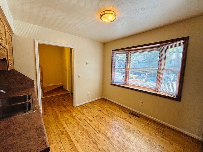 Foto del edificio - 4 Bedroom, 3.5 Bath Townhouse Currently Unavailable; Lease Pending