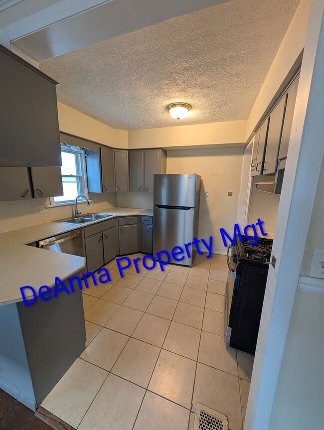 Foto del edificio - 3 bedroom Single Home Elyria