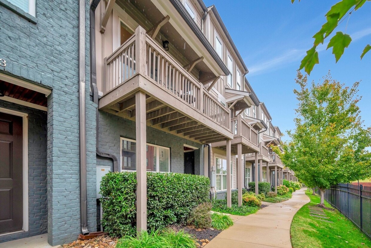 Foto principal - 3 Bed/ 3.5 Bath Townhome in Wedgewood with...