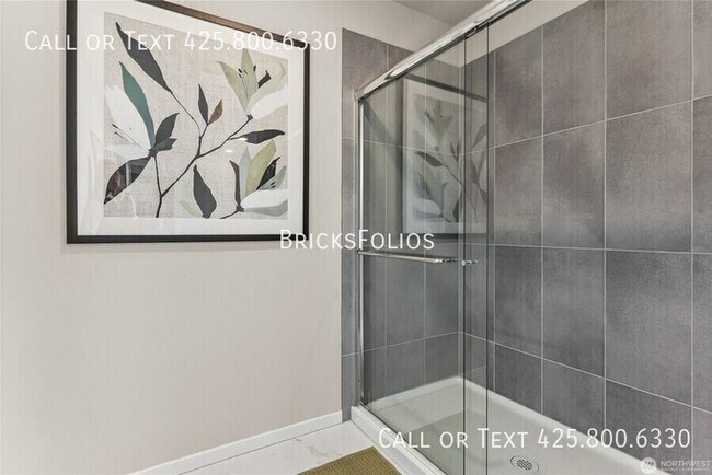 Foto del edificio - Ideally located near I-5, JBLM, shopping centers, top-rated schools, and outdoor recreation.