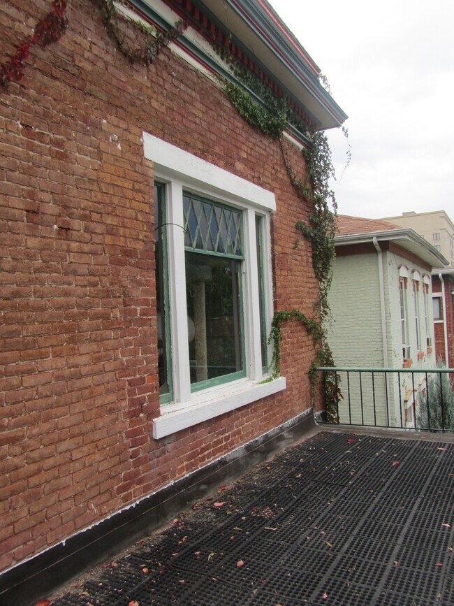Vista de la casa desde el balcón. - 204 S 6th St
