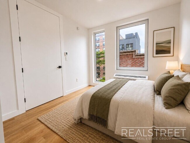 Foto del edificio - Two Bed Two Bath with Balcony!