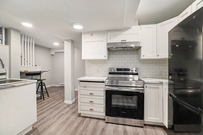 Photo du bâtiment - 1675 Baseline Rd