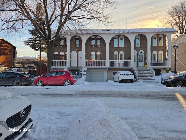 Building Photo - 1092 Av 7E