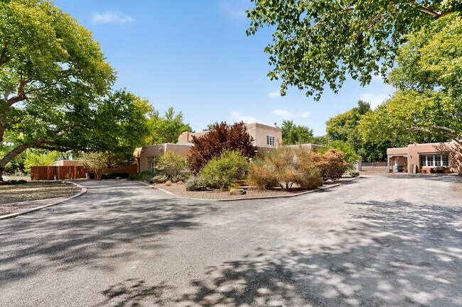 Foto del edificio - 1115 Roadrunner Ln NW