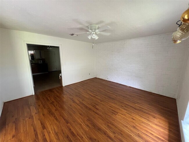 Foto del edificio - 8330 Leamont Dr
